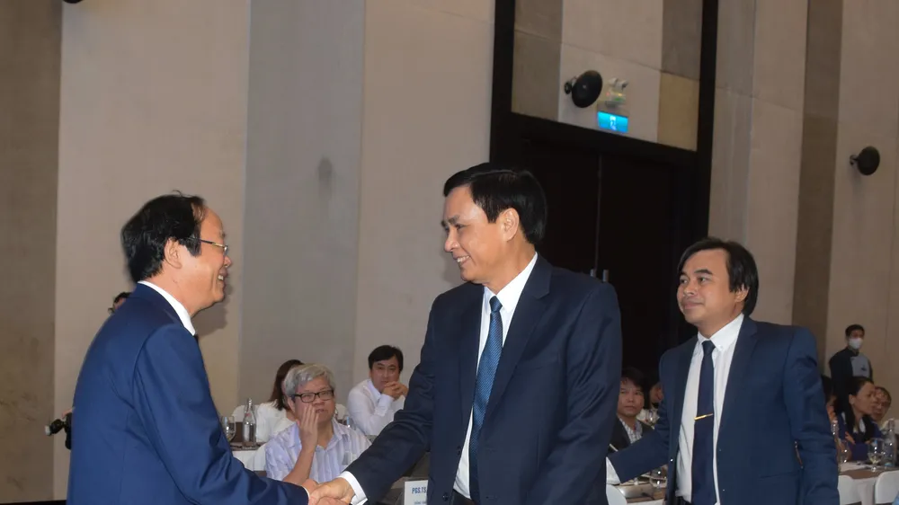 Ông Võ Tuấn Nhân, Thứ trưởng Bộ TNMT bắt tay gặp mặt ông Trần Văn Miên, Phó Chủ tịch UBND TP Đà Nẵng 