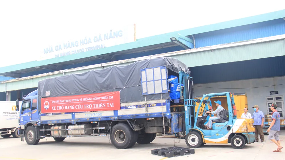 Ban chỉ đạo Trung ương về Phòng, chống thiên tai - Tổng cục Phòng, Chống thiên tai tiếp nhận số hàng viện trợ và chuyển cho người dân vùng lũ các tỉnh Thừa Thiên - Huế