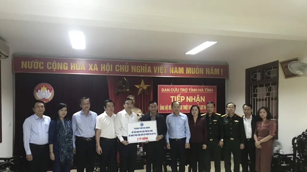 Ông Lê Trung Chinh trao tiền ủng hộ của thành phố Đà Nẵng cho tỉnh Hà Tĩnh khắc phục hậu quả do thiên tai gây ra