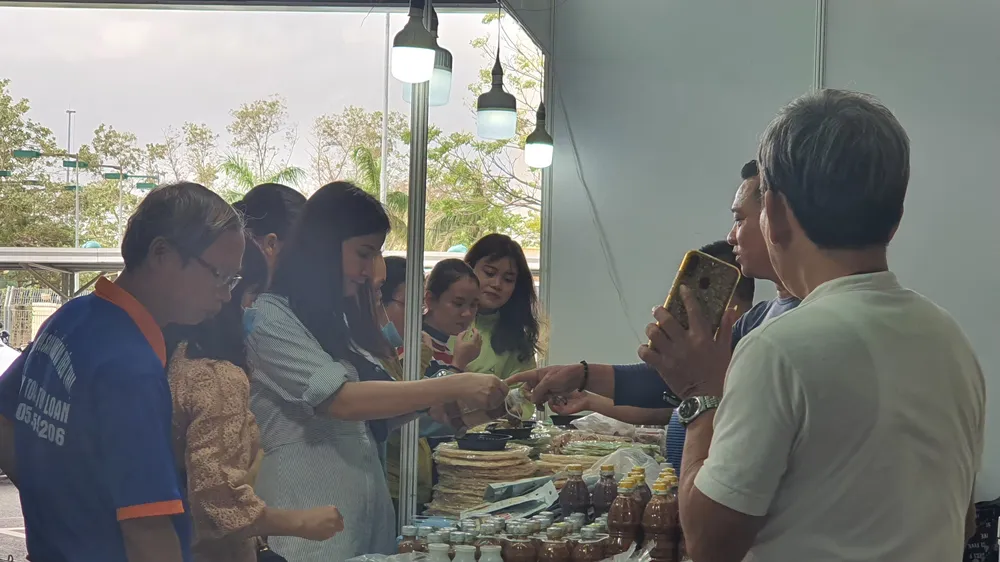 Khách hàng tham quan, mua sắm sản phẩm OCOP tại triển lãm