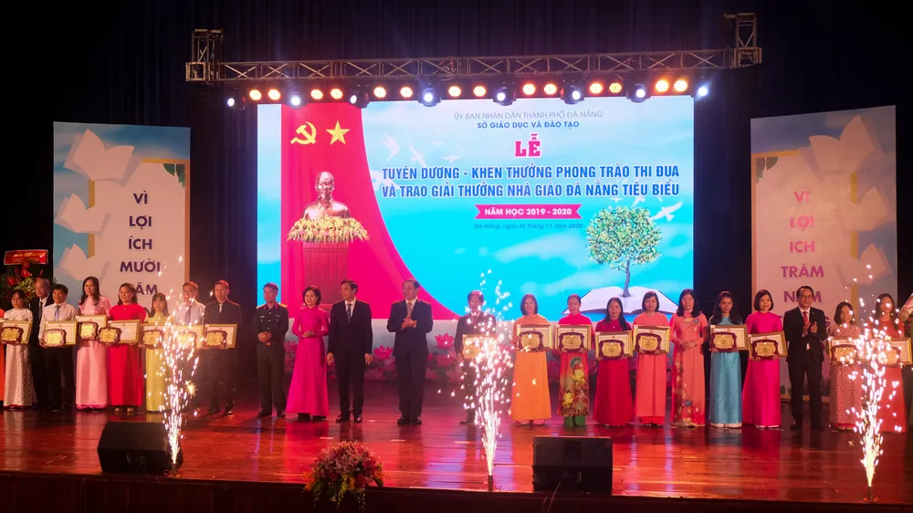Chủ tịch UBND thành phố Huỳnh Đức Thơ, Phó Chủ tịch Thường trực UBND thành phố Lê Trung Chinh trao tặng giải thưởng Nhà giáo Đà Nẵng tiêu biểu năm 2020