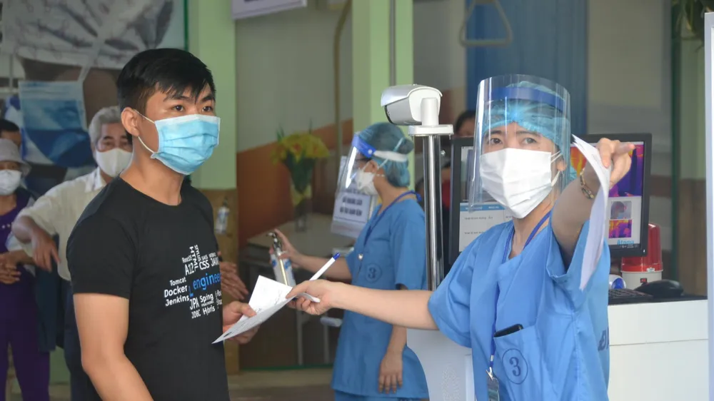 Nhân viên y tế được trang bị đầy đủ để phòng chống dịch 