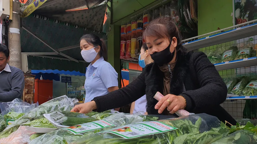 Các gian hàng tại phiên chợ chủ yếu giới thiệu và bày bán các mặt hàng nông sản, lương thực thực phẩm tham gia chương trình OCOP