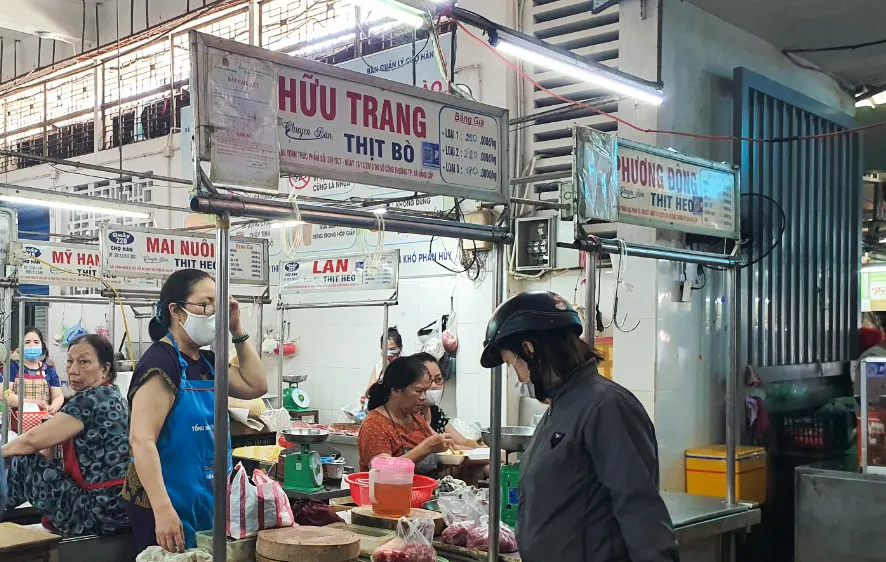 Tại chợ Hàn, chợ đạt “Mô hình chợ đảm bảo đủ điều kiện ATTP”, các sản phẩm thịt gia súc, gia cầm phải có sự kiểm soát và chứng nhận ATTP của cơ quan chức năng và có niêm yết giá