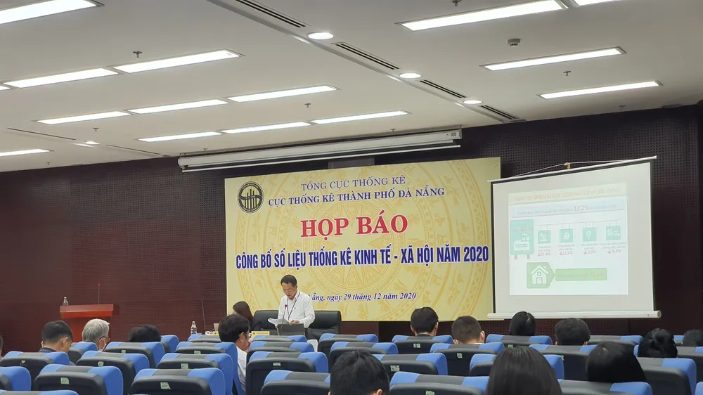 Ông Trần Văn Vũ, Cục trưởng Cục Thống kê Đà Nẵng thông báo một số vấn đề cơ bản về tình hình kinh tế - xã hội năm 2020 