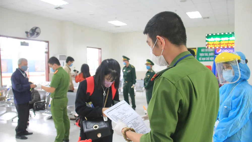 Công an thành phố tăng cường rà soát chặt chẽ người dân và phương tiện vào thành phố tại các chốt kiểm dịch 24/24