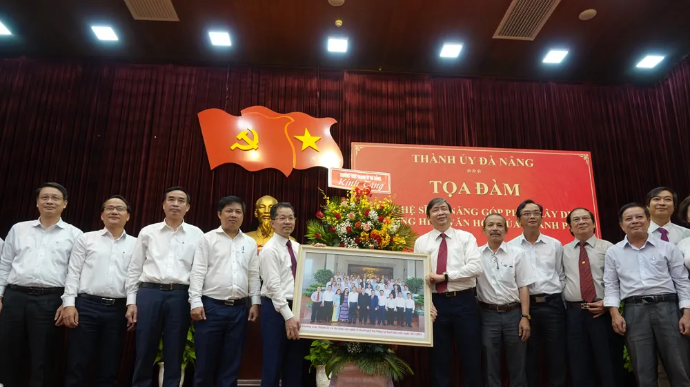 Các đại biểu tọa đàm chụp ảnh lưu niệm