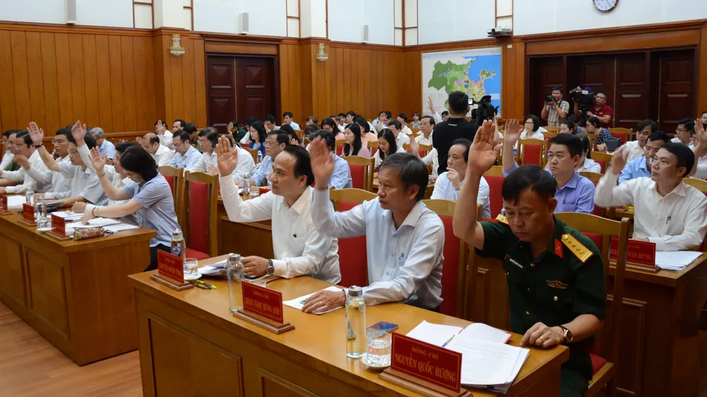 Các đại biểu biểu quyết thông qua chương trình hội nghị
