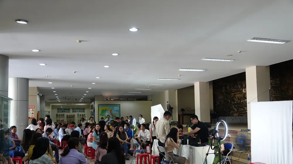 Hơn 400 người là phóng viên nhà báo, người làm báo và thân nhân tham gia thực hiện làm CCCD lưu động đặt tại Bảo tàng Đà Nẵng