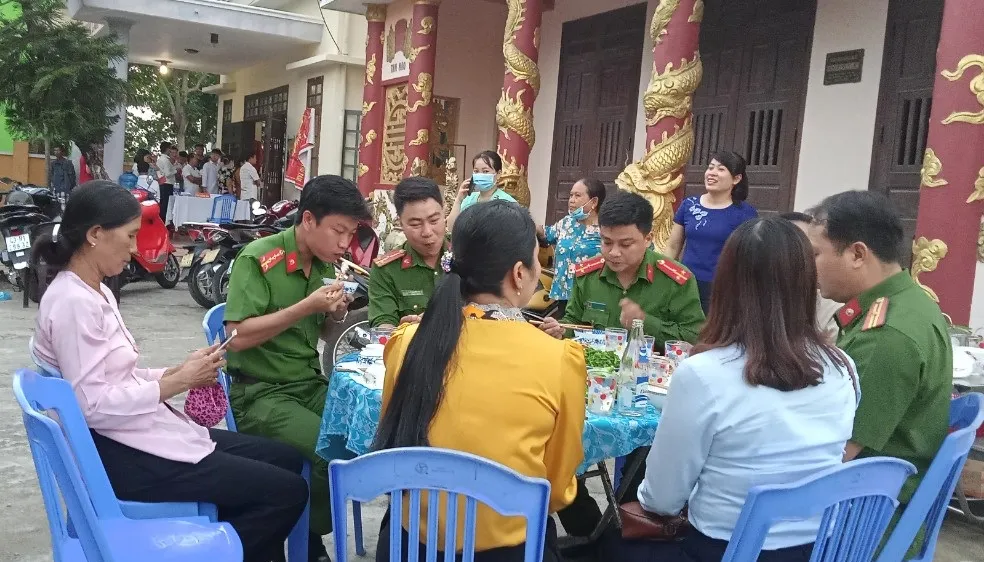 Những bữa cơm nóng ấm như thế này thật ý nghĩa với các chiến sĩ, tạo thêm động lực giúp họ hoàn thành tốt nhiệm vụ