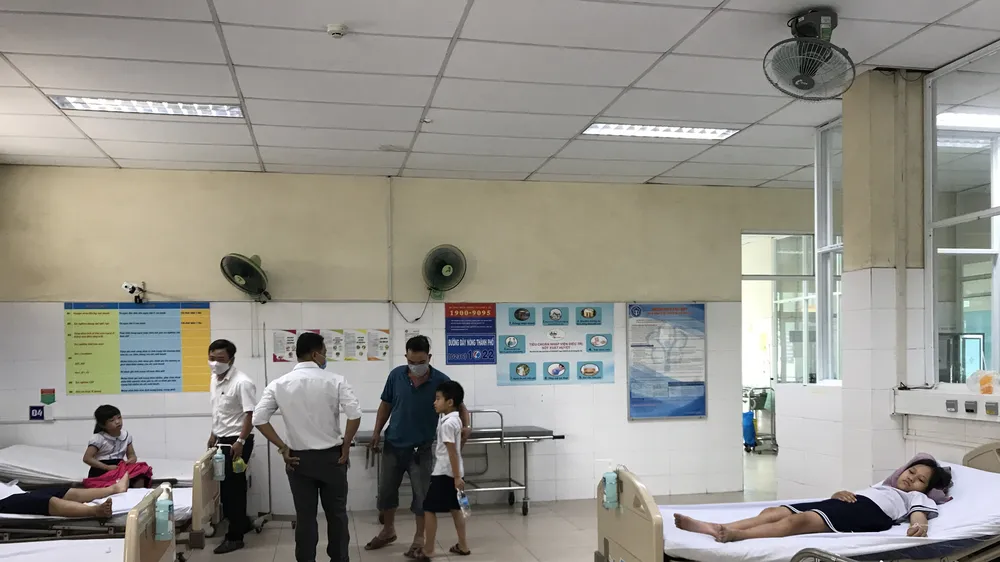 Biểu hiện chung của các em là khó thở, ngứa