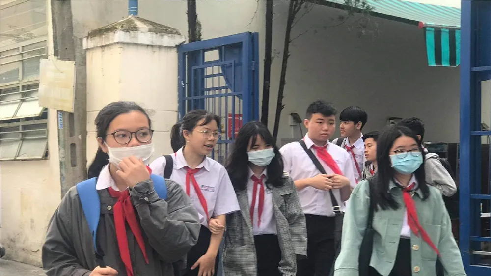 Học sinh Trường THCS Trưng Vương mang khẩu trang khi đến trường học