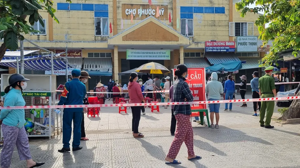 Tất cả tiểu thương đến khu vực xét nghiệm tuân thủ nghiêm "5K", xếp hàng chờ lấy số, khai báo y tế