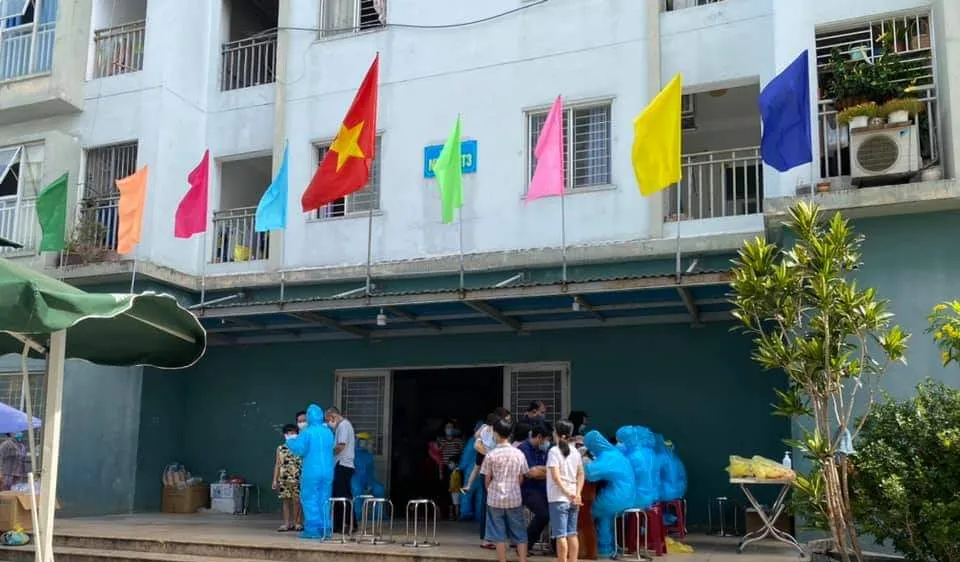 Lực lượng chức năng tiến hành phun khử khuẩn chung cư 12T3 (đường Bùi Dương Lịch, phường Nại Hiên Đông, quận Sơn Trà, TP Đà Nẵng)