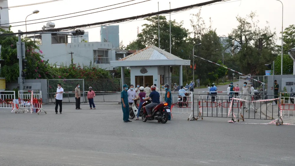 Lối vào Khu công nghiệp An Đồn (quận Sơn Trà, TP Đà Nẵng) được dựng rào chắn 