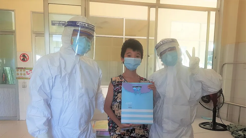 Tặng quà các cháu nhỏ mắc Covid-19 nhân ngày Quốc tế thiếu nhi
