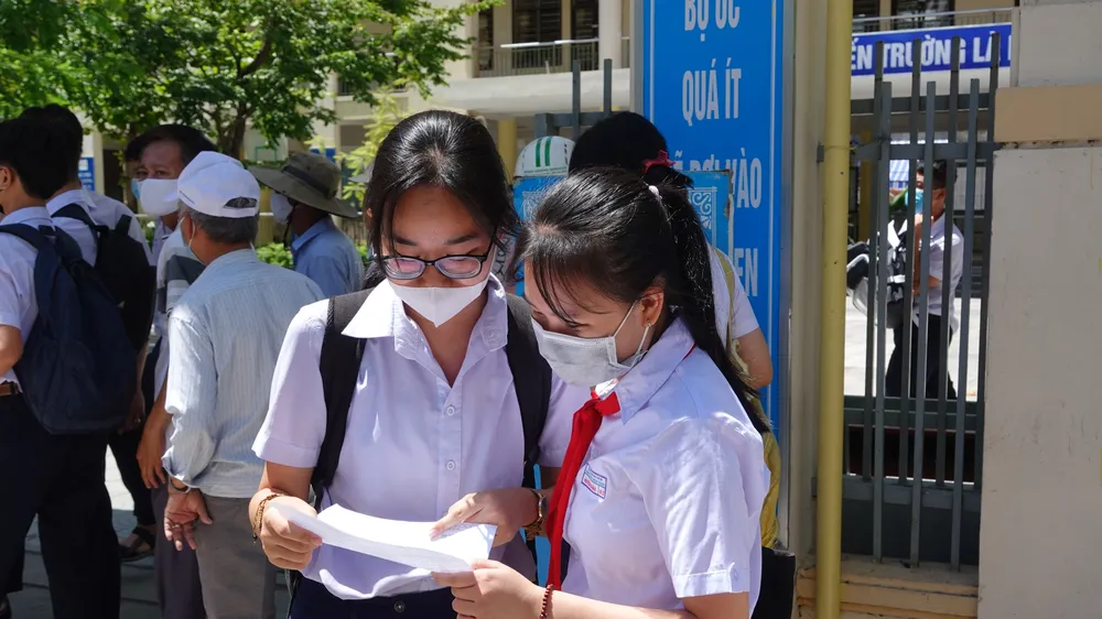 Các thí sinh thảo luận sau khi kết thúc môn thi đầu tiên
