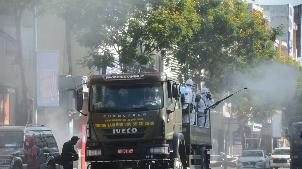 Lực lượng chức năng phun khử khuẩn khu vực liên quan đến các ca mắc Covid-19