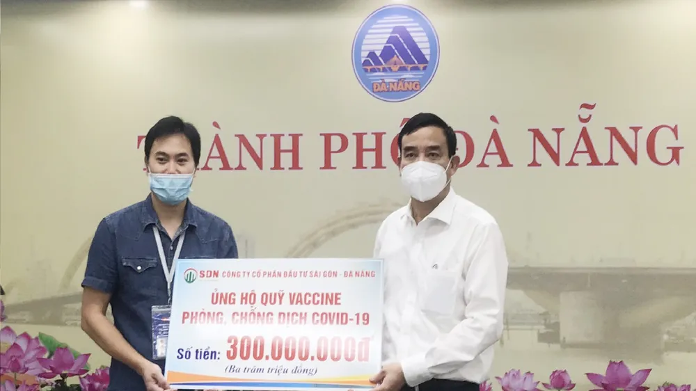 Ông Lê Trung Chinh, Chủ tịch UBND TP Đà Nẵng tiếp nhận số tiền ủng hộ của Công ty Cổ phần Đầu tư Sài Gòn - Đà Nẵng