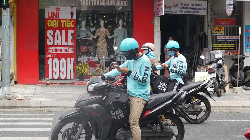 Sáng nay 22-7, các đơn vị giao hàng hoạt động gần như hết công suất