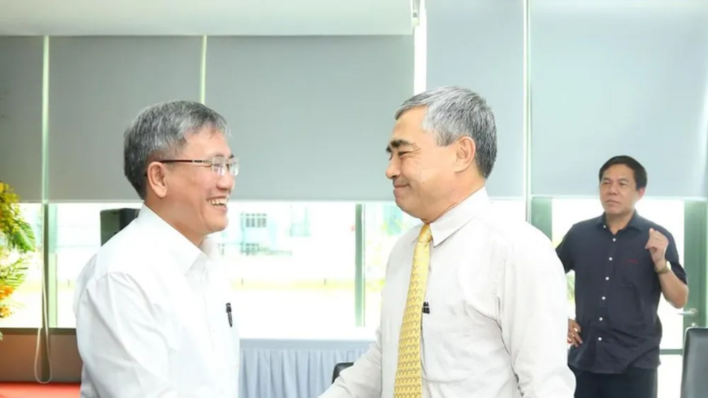 Ông Nguyễn Quang Thanh, Giám đốc Sở Thông tin - Truyền thông Đà Nẵng bắt tay ông Nguyễn Minh Hồng, Chủ tịch Hội Truyền thông số Việt Nam