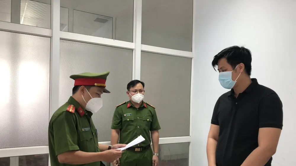 Công an tống đạt các quyết định vào sáng 24-7