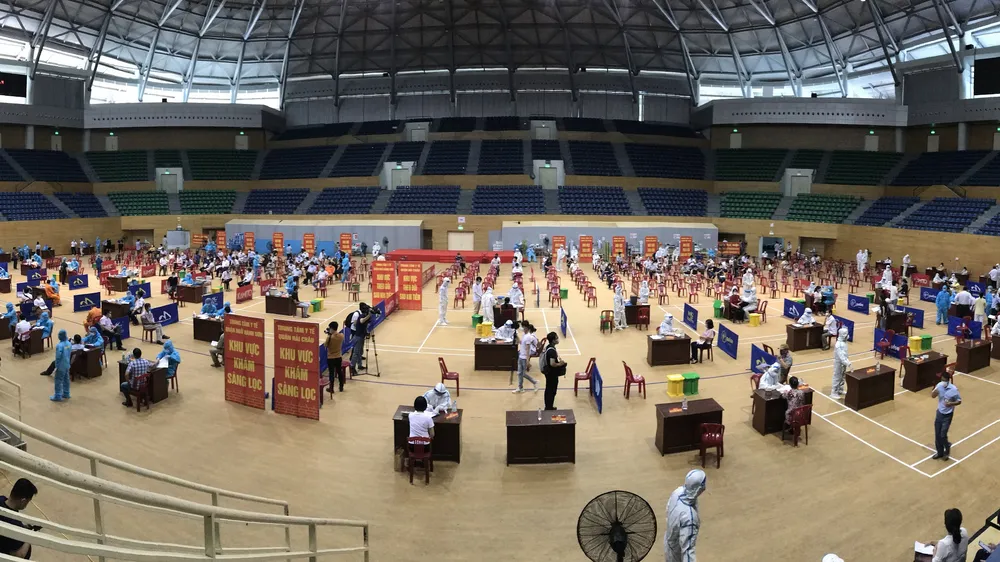 Các đơn vị thực hiện tiêm chủng bố trí bàn khám sàng lọc, tư vấn, bàn tiêm và khu vực ngồi chờ theo dõi triệu chứng cho người đến tiêm chủng