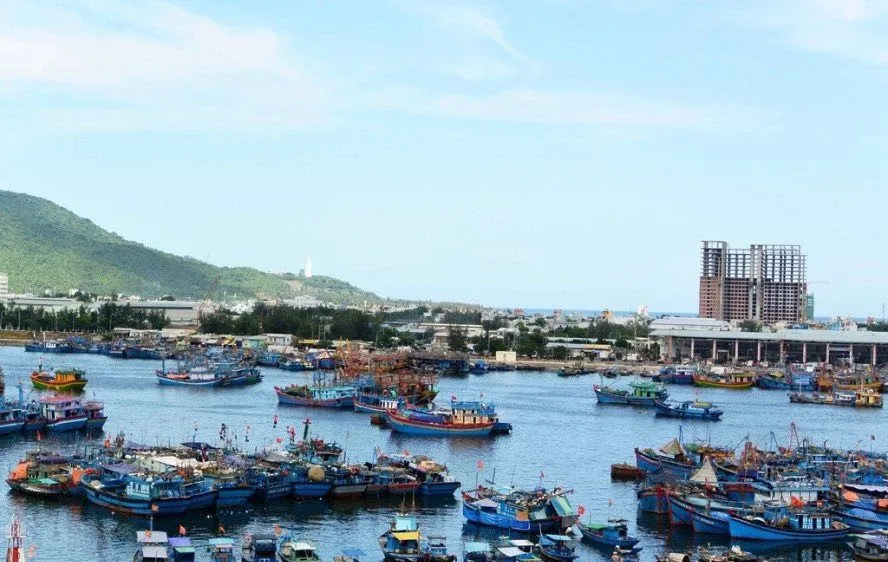 Một tàu cá bị chìm ở Âu thuyền Thọ Quang do không có người túc trực bơm nước