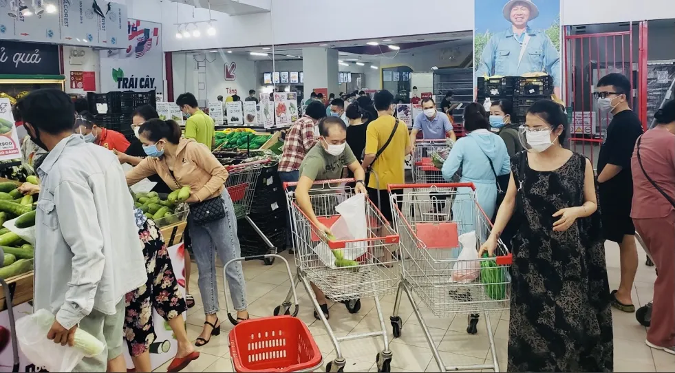 Người dân Đà Nẵng đổ xô đi mua thực phẩm trước thông tin “ai ở đâu, ở yên đó” 