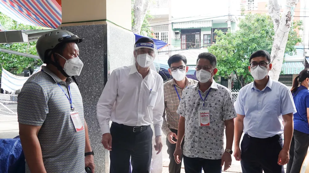 Ông Lê Trung Chinh, Chủ tịch UBND TP Đà Nẵng cùng lãnh đạo sở ban ngành và UBND các quận, huyện có buổi kiểm tra đối với các chợ truyền thống mở lại vào sáng 27-8 