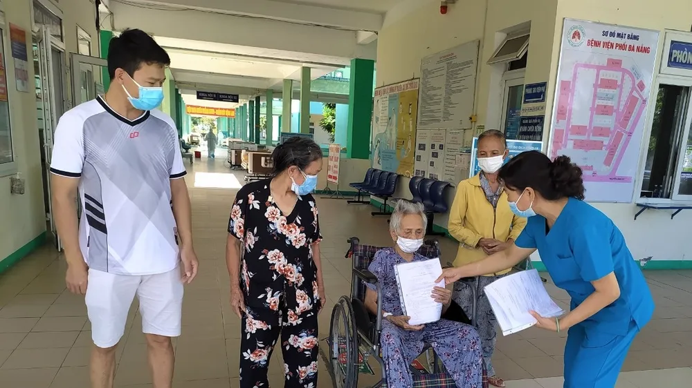 Bác sĩ Nguyễn Thanh Mai, Trưởng khoa Nội I Bệnh viện Phổi Đà Nẵng trao chứng nhận đủ tiêu chuẩn khỏi bệnh xuất viện cho bệnh nhân 101 tuổi