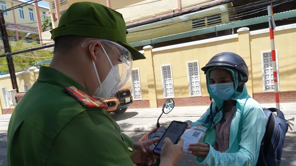 Các trường hợp ra ngoài không có giấy đi đường mã QR hoặc không có lý do chính đáng như đi khám bệnh, tiêm chủng... đều được yêu cầu quay về 