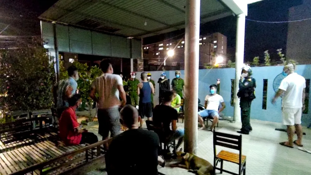 Công an bắt quả tang nhóm 10 người tụ tập ăn nhậu, hát karaoke 