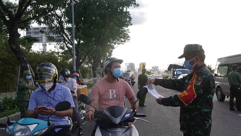 Kiểm soát giấy đi đường tại gần khu vực cầu Rồng (quận Sơn Trà, TP Đà Nẵng)