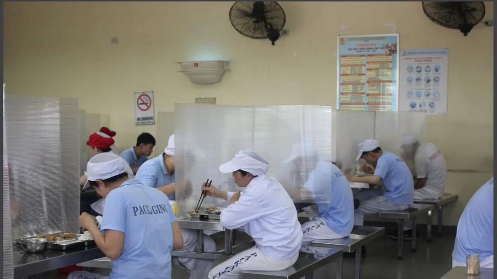 Lắp đặt vách ngăn là một trong những giải pháp phòng chống dịch Covid-19 ở những bếp ăn tập thể