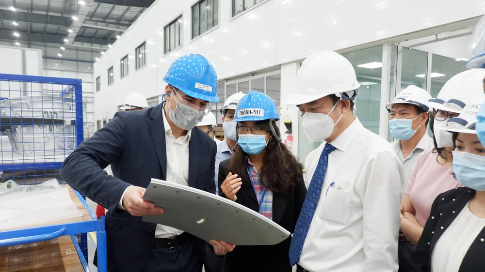 Ông Lê Trung Chinh, Chủ tịch UBND TP Đà Nẵng đi thăm, động viên người lao động, hoạt động, mô hình sản xuất tại Công ty TNHH Unversal Alloy Corporation Việt Nam (TP Đà Nẵng)