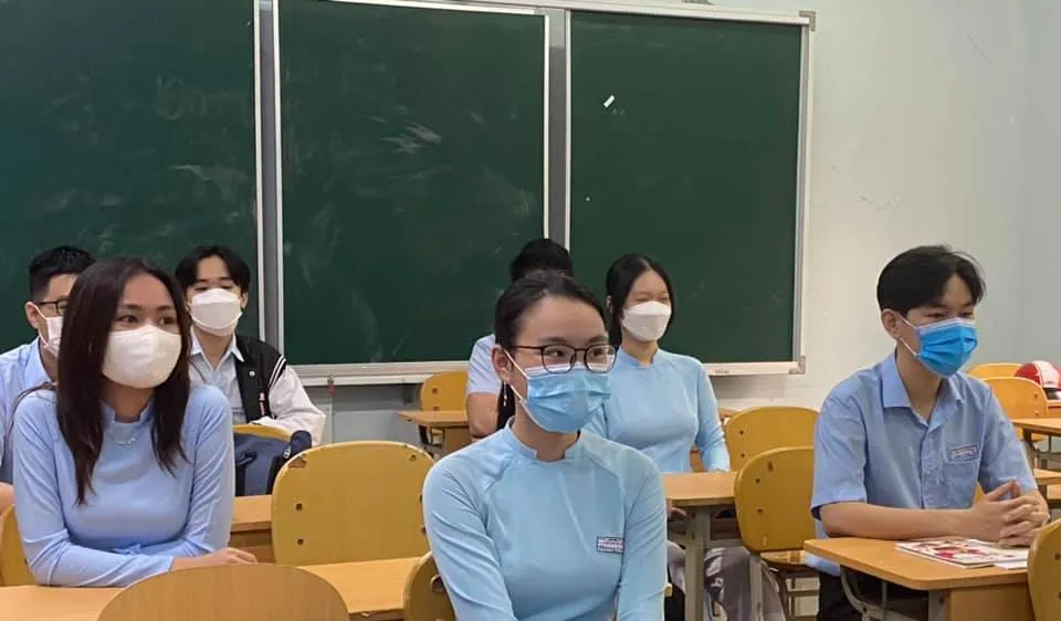 Học sinh Trường THPT chuyên Lê Quý Đôn tuân thủ quy định 5K