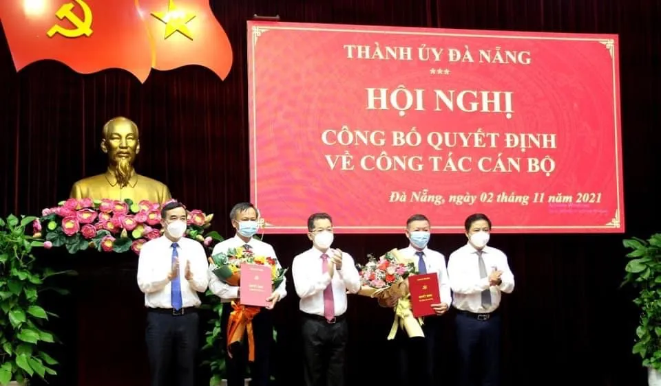 Bí thư Thành ủy, Phó Bí thư Thường trực Thành ủy và Chủ tịch UBND TP Đà Nẵng trao quyết định và tặng hoa chúc mừng tại hội nghị