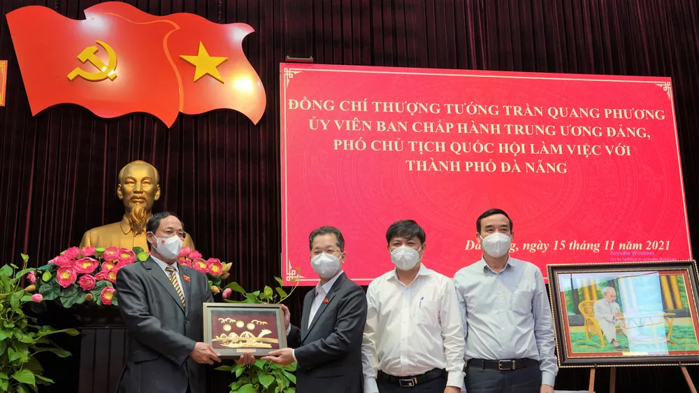 Lãnh đạo TP Đà Nẵng tặng quà kỷ niệm Thượng tướng Trần Quang Phương, Phó Chủ tịch Quốc hội