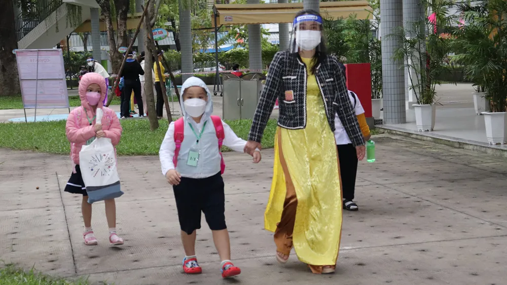Giáo viên hóa thân nhân vật hoạt hình để phát quà cho các em nhỏ