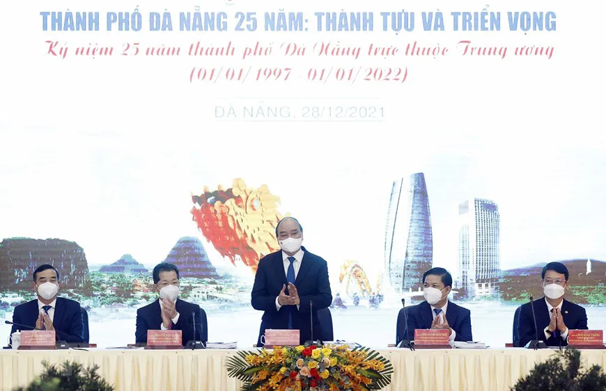 Chủ tịch nước Nguyễn Xuân Phúc tặng quà cho TP Đà Nẵng nhân kỷ niệm 25 năm TP Đà Nẵng trực thuộc Trung ương (1-1-1997-1-1-2022)