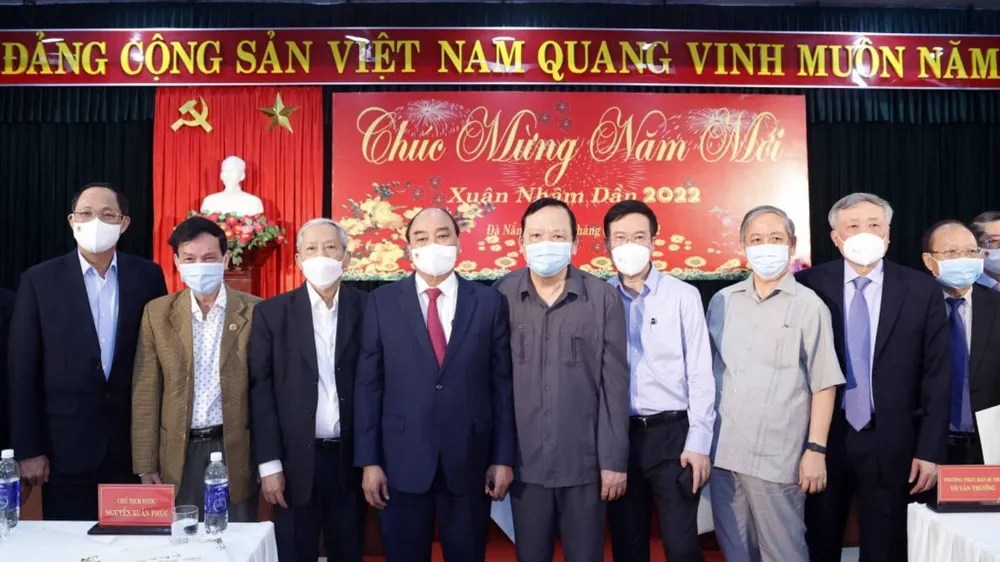 Chủ tịch nước Nguyễn Xuân Phúc chụp ảnh cùng các đại biểu dự cuộc gặp mặt