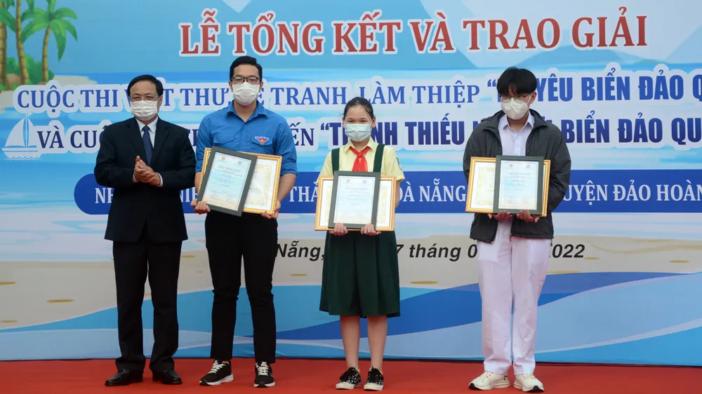 Ông Võ Ngọc Đồng trao Giải nhất Cuộc thi trực tuyến Thanh thiếu nhi với biển đảo quê hương