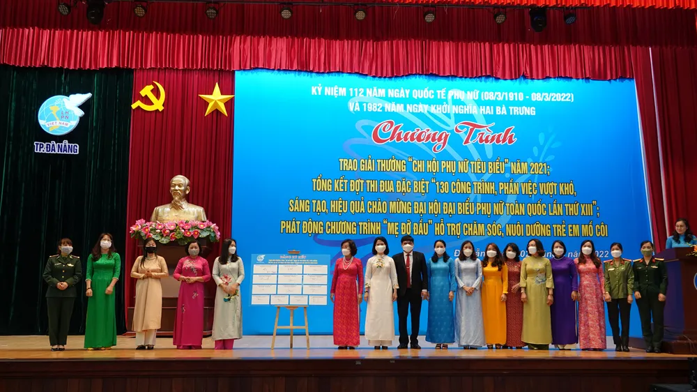 Các đơn vị tiến hành cam kết chương trình “Mẹ đỡ đầu” dưới sự chứng kiến của Lãnh đạo TP Đà Nẵng