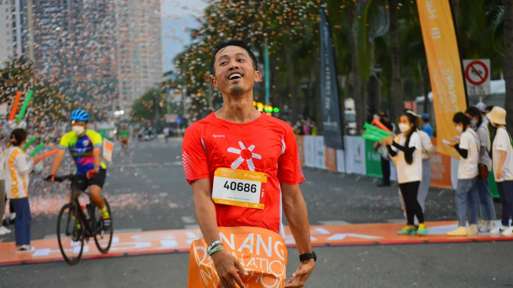 Anh Bùi Văn Đà (tỉnh Bến Tre) xuất sắc về đích nội dung Marathon dài 42,195km