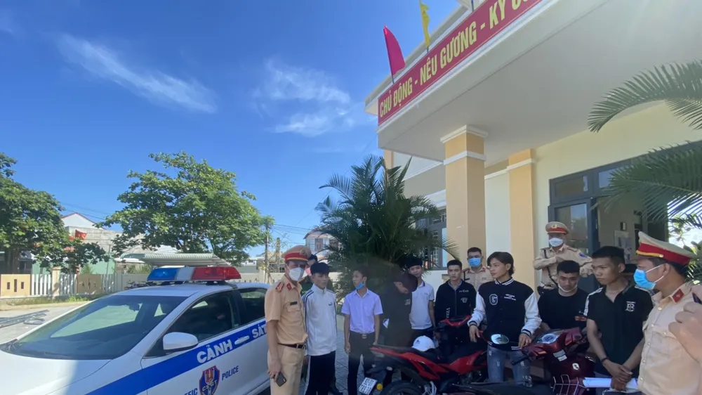 Đội tuần tra dẫn đoàn (CSGT, CAĐN) đã xác minh được 12 đối tượng trong nhóm "quái xế"