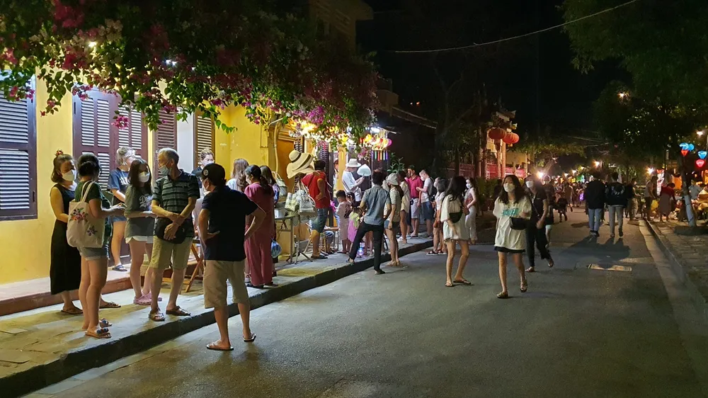 Sự tương tác của bức tường rêu cũ kỹ với lối đi, của khung cửa sổ với du khách sẽ trở thành những câu chuyện hấp dẫn để Hội An kể với khách, để khách kể với mọi người sau một chuyến đi 