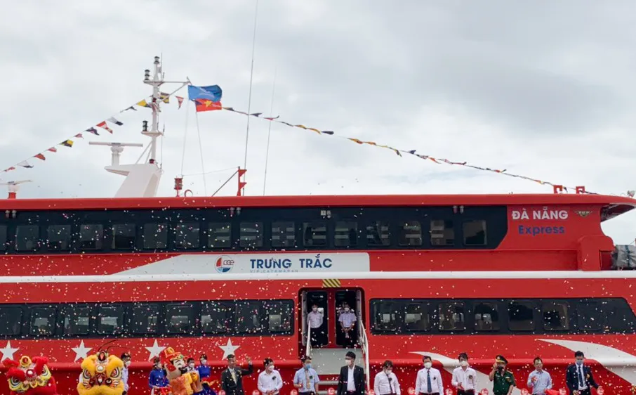 Tàu Trưng Trắc neo đậu bên bên Cảng sông Hàn chuẩn bị đón du khách từ Đà Nẵng tới đảo Lý Sơn