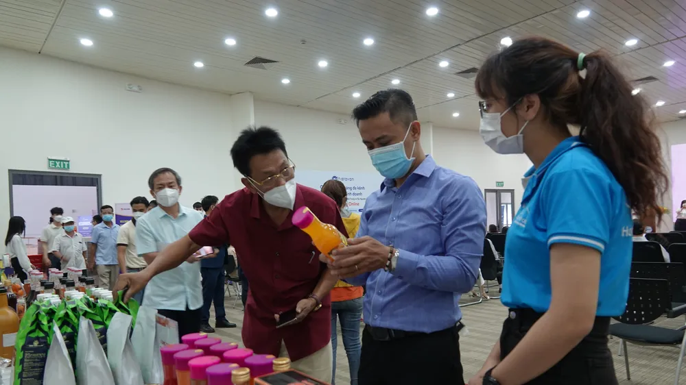 Hội nghị diễn ra với 2 hình thức trực tiếp kết hợp trực tuyến