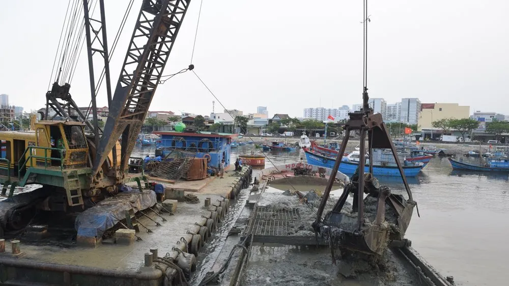 Thí điểm nạo vét, nhấn chìm bùn lưu cữu ở Âu thuyền Thọ Quang (quận Sơn Trà, TP Đà Nẵng) từ giữa tháng 4-2022